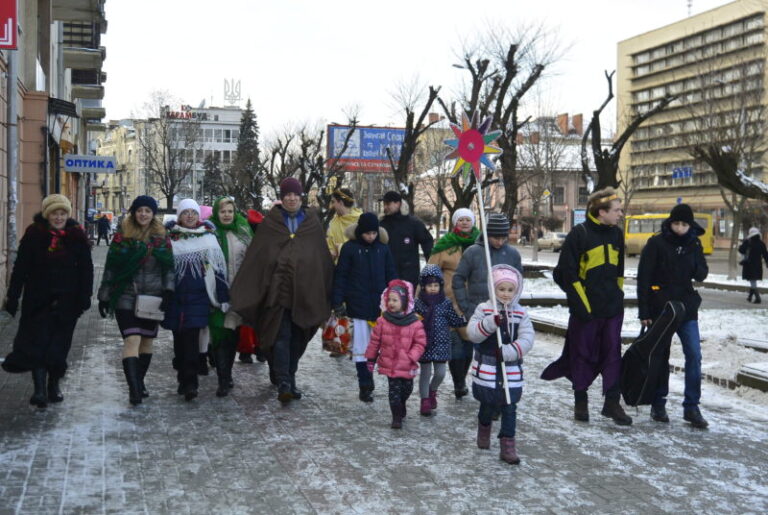 Вертеп дітей  переселенців та учасників АТО виступив у івано-франківській лікарні (ФОТО)