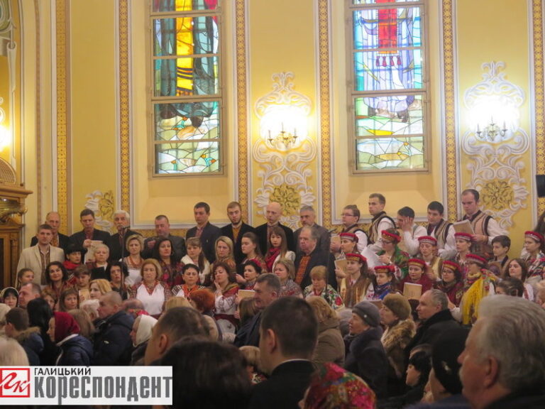 В Івано-Франківську урочисто відкрили фестиваль «Коляда на Майзлях»