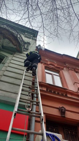 Франківські рятувальники боролися з бурульками, які загрожували містянам