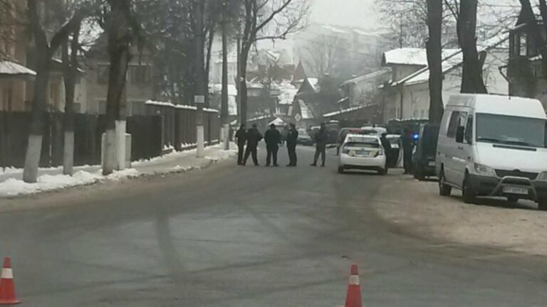 Правоохоронці перекрили вулицю у центрі міста (ФОТО)