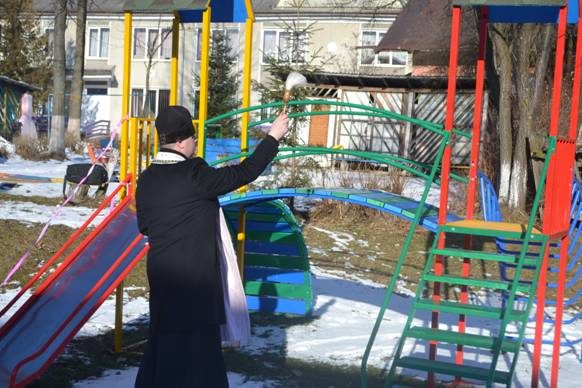 На Верховинщині відкрили два дитячі майданчики (ФОТО)
