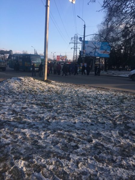 На Довженка люди перекрили дорогу (ФОТОФАКТ)