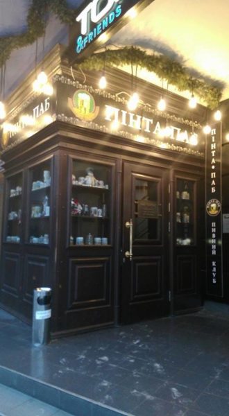 У пабі на Стометрівці та ще двох закладах підліткам продавали алкоголь