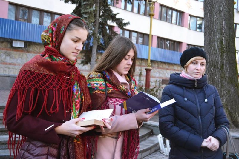 У центрі Франківська читали поезію Стуса (ФОТО)