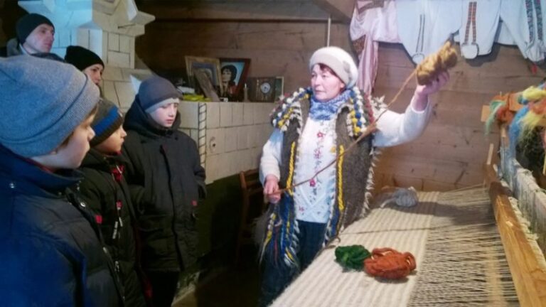 Дітям учасників АТО та переселенцям влаштували екскурсію у Яворів
