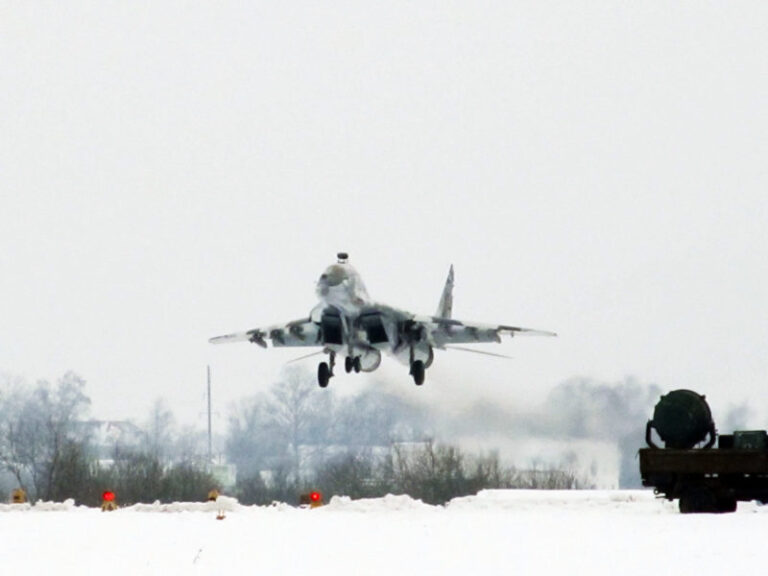 На Прикарпатті військові авіатори вкотре демонструють вищий пілотаж у негоду (ФОТО)