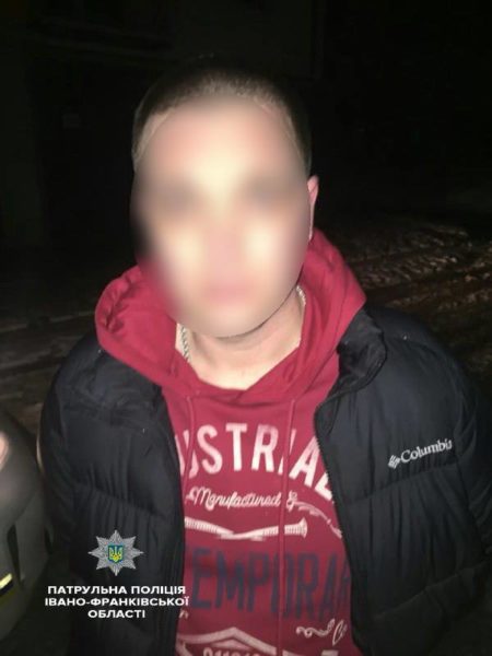 У Франківську п’яний чоловік заліз у чуже авто (ФОТО)