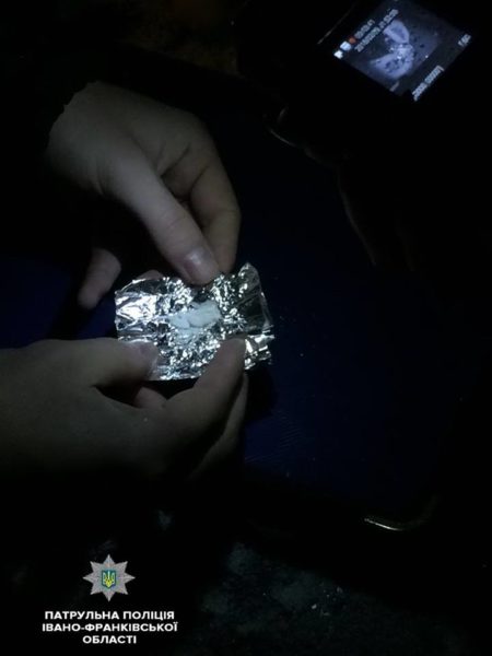 Франківські патрульні затримали лікаря-стоматолога, який на вулиці продавав наркотики (ФОТО)
