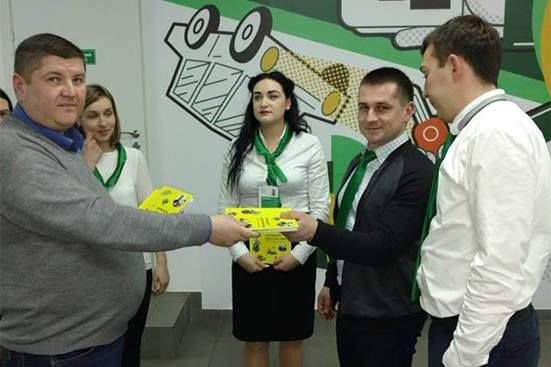 “Для чого ми працюємо”, – працівникам сервісного центру МВС презентували корисний посібник (ФОТО)