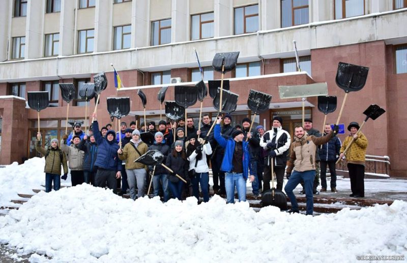 Власним прикладом: працівники міськвиконкому долучилися до ліквідації наслідків негоди (ФОТО)