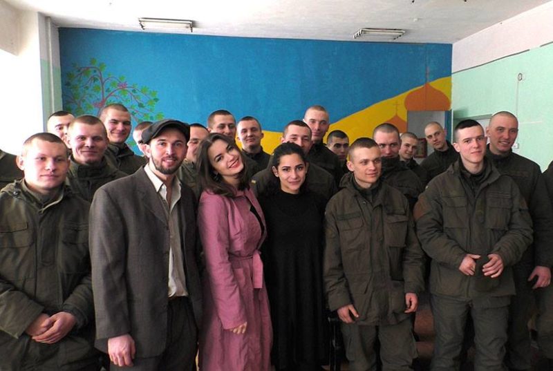 Франківський “Новий театр” показав виставу нацгвардійцям Слов’янська (ФОТО)
