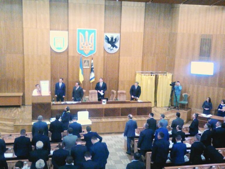 Обласна рада отримала в подарунок вишиваний Гімн України