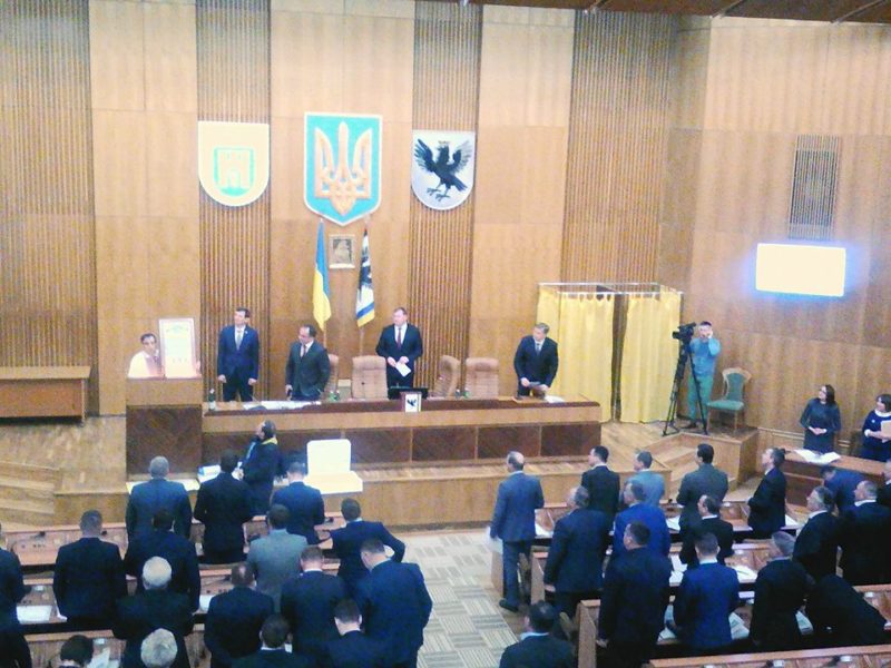 Обласна рада отримала в подарунок вишиваний Гімн України