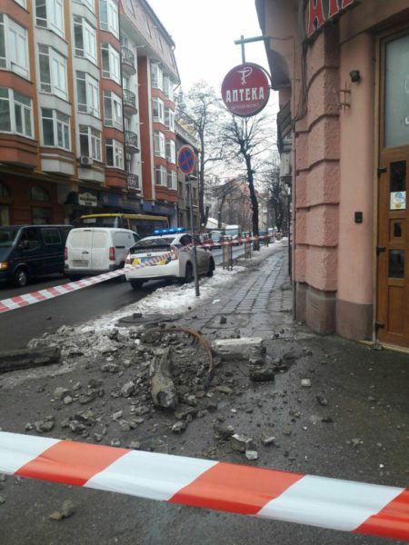 У центрі Франківська на тротуар обвалився балкон (ФОТО)