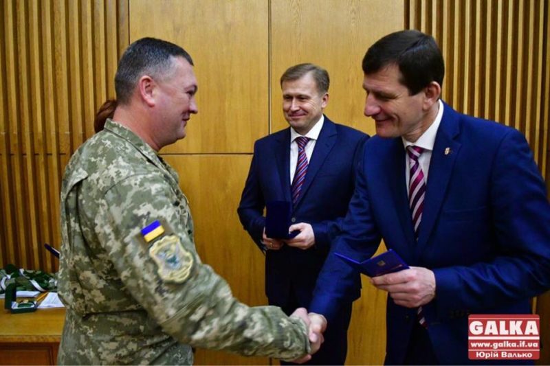 Ще 11 бійців-добровольців отримали посвідчення на сесії обласної ради (ФОТО)