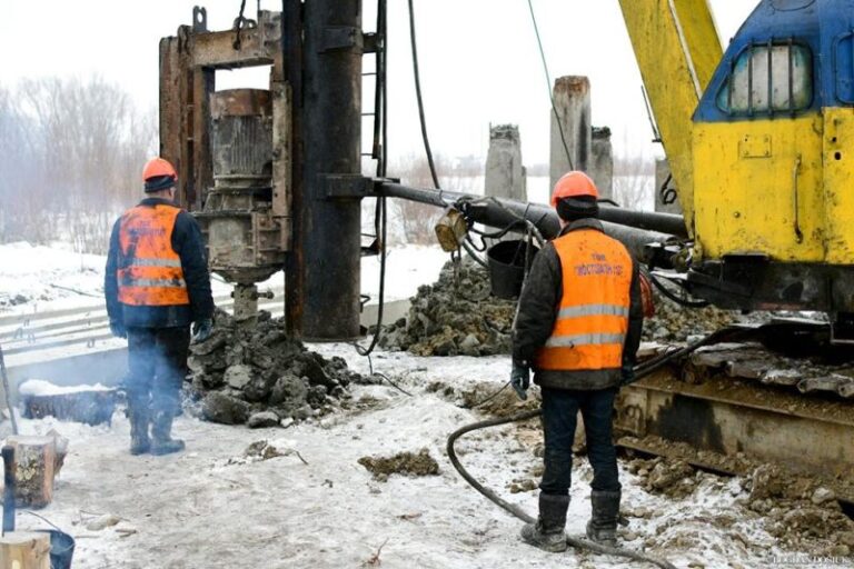 Будівництво мосту на Пасічну набирає обертів (ФОТО)