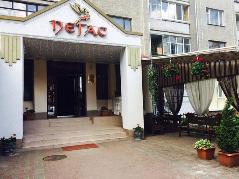“Всі ми там побували”, – у мерії нагородили директорку улюбленого ресторану чиновників