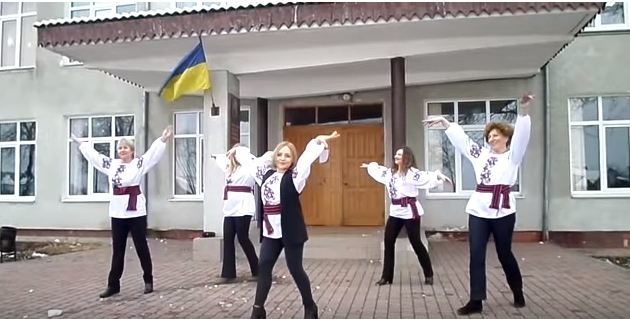 Вчительки прикарпатської школи станцювали під “Деспасіто” (ВІДЕО)