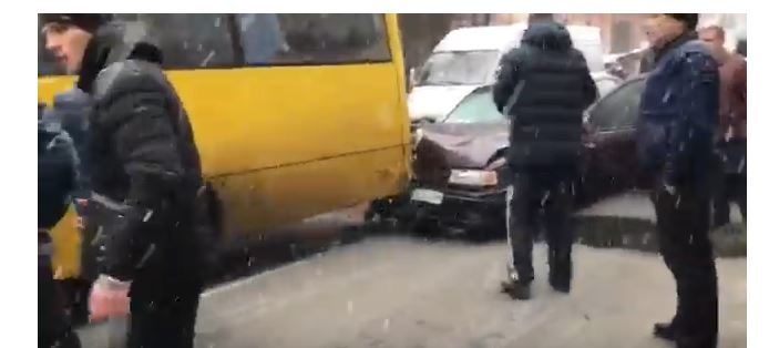 На Залізничній п’яний водій на Опелі пошкодив маршрутку та ще три машини (ВІДЕО)