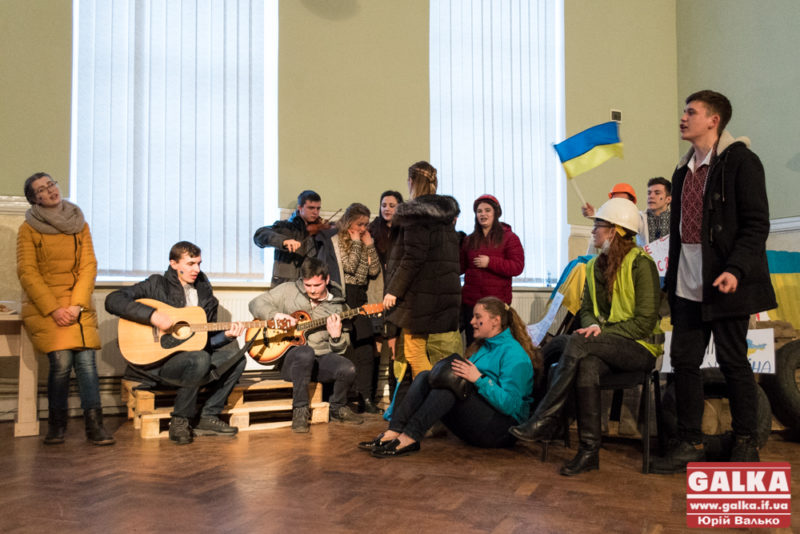 Виставою «Квиток у майбутнє» франківські студенти вшанували Небесну Сотню (ФОТО)