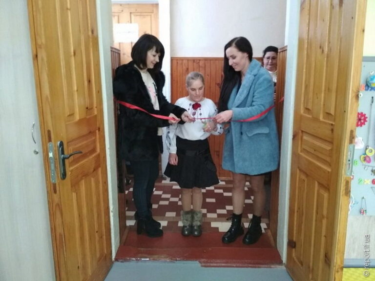 У Коломиї волонтерки відремонтували в інтернаті ігрову кімнату (ФОТО)