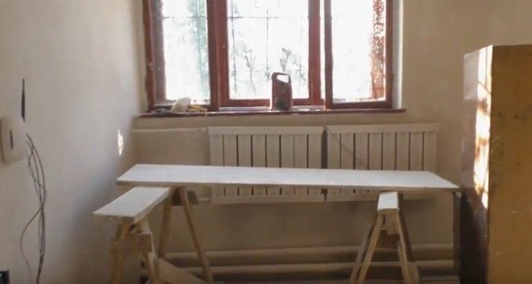 Музейники та студенти капітально ремонтують калуський музей (ВІДЕО)