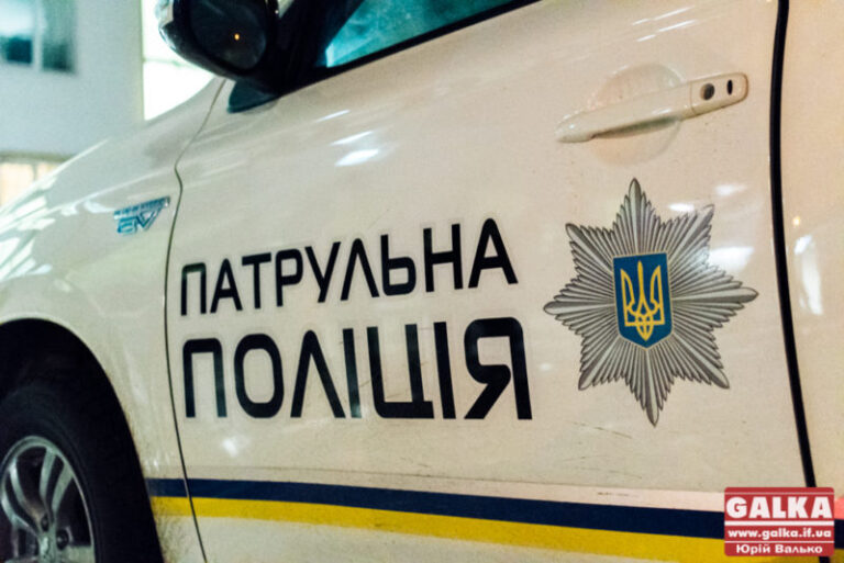 На Вовчинецькій водій, втікаючи, збив патрульного. У правоохоронця відкритий перелом ноги