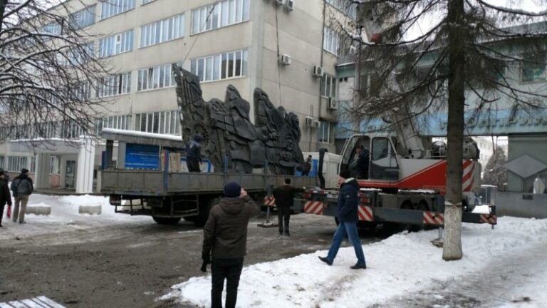 З “Промприладу” зняли радянське металеве панно. Пообіцяли повернути назад (ФОТО)