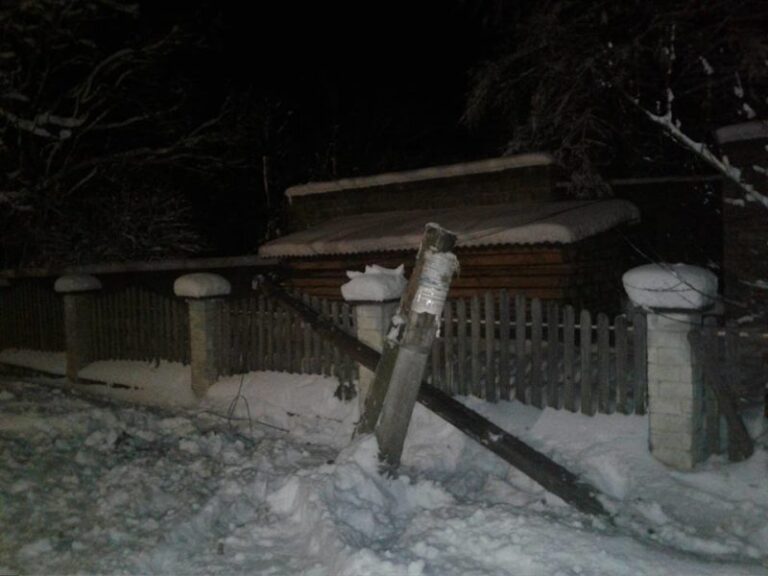 У Косові п’яний водій зніс стовп та ледь не збив пішоходів з дитиною