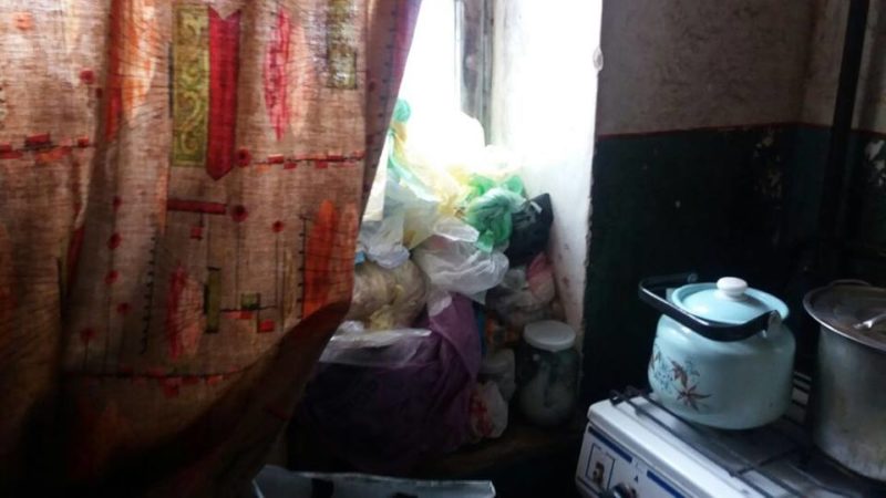 Безлад й антисанітарія: у Франківську мати не доглядала чотирьох діток (ФОТО)