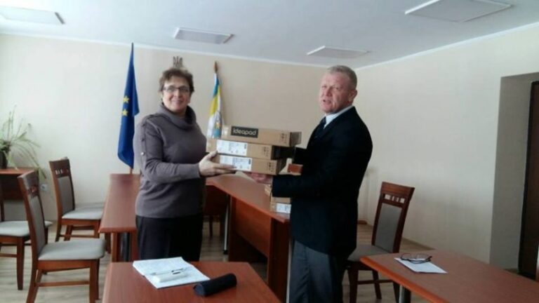 На Прикарпатті керівникам освітніх закладів вручили ноутбуки