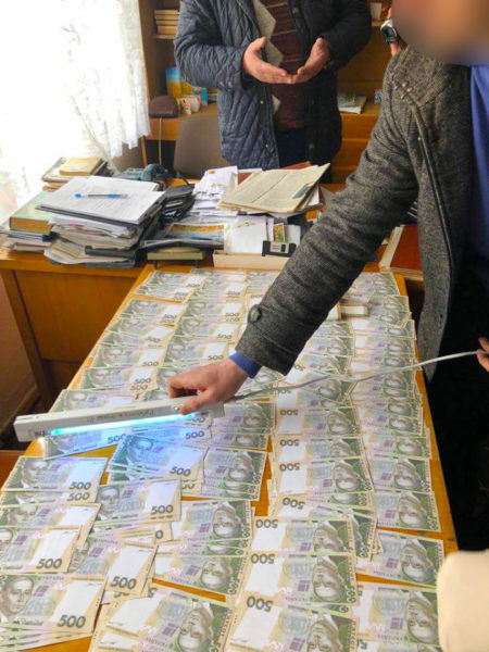 На Прикарпатті голову сільської ради затримали на хабарі (ФОТО, ОНОВЛЕНО)