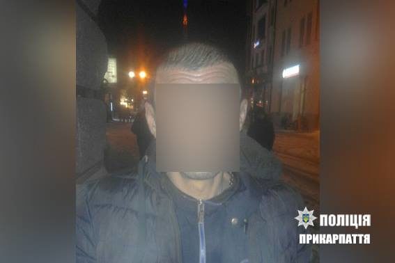 У Івано-Франківську в перехожого іноземця виявили наркотики (ФОТО)