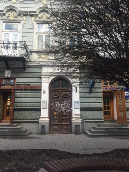 У Франківську відреставрують ще одні старовинні двері