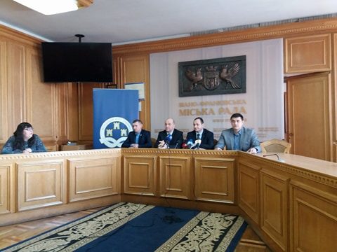 Система оповіщення, підтримка лікарень та “Бюджет участі”. У Франківську розповіли про успішні практики громад