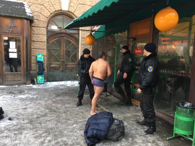 Неадекватний чоловік роздягся на Стометрівці (ФОТО, ВІДЕО)