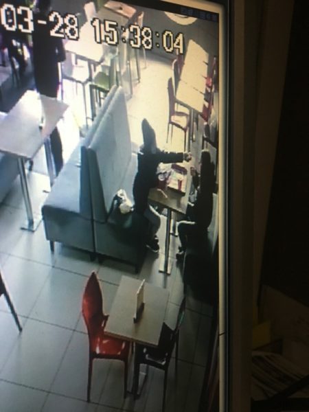 Юні дівчата обікрали відвідувачів торгового центру (ВІДЕО)