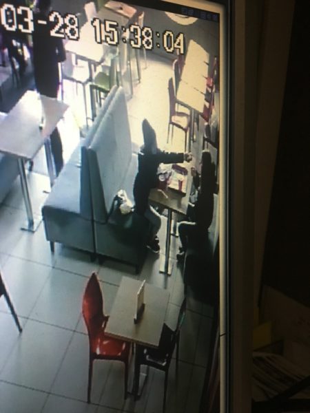 Юні дівчата обікрали відвідувачів торгового центру (ВІДЕО)