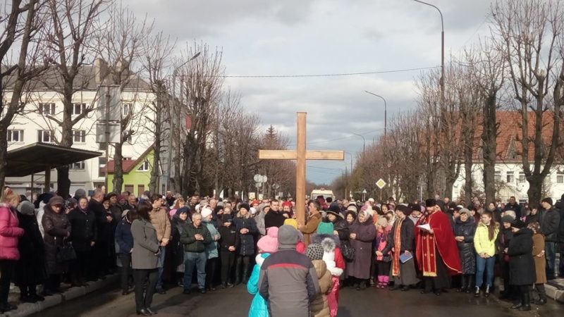 Багатолюдна Хресна хода відбулася у Долині (ФОТО)