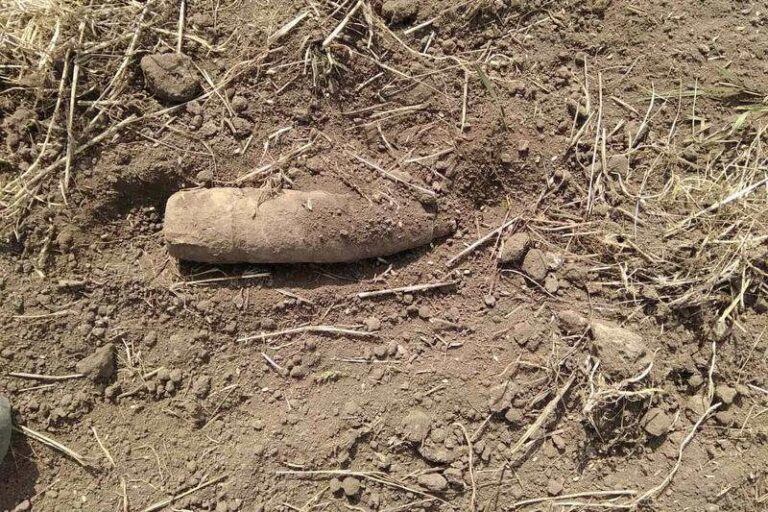В Ямниці серед поля знайшли артснаряд