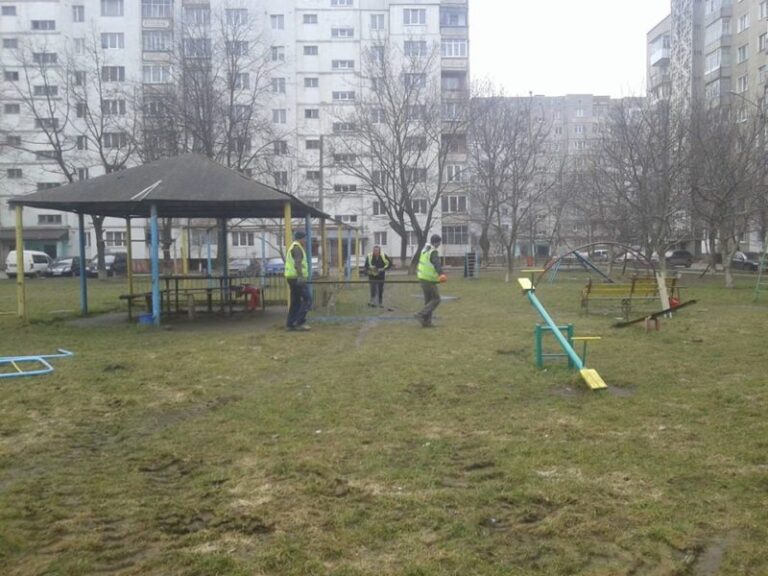 На Пасічній почали облаштовувати дитячий майданчик