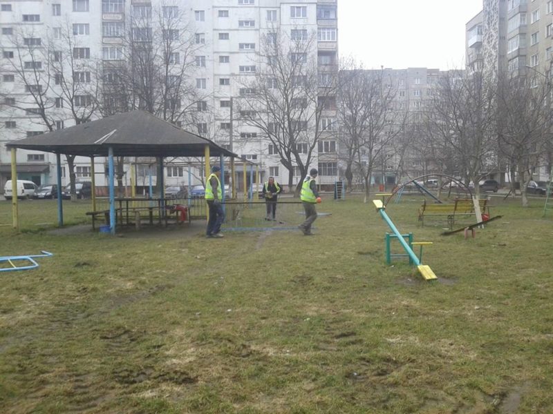 На Пасічній почали облаштовувати дитячий майданчик