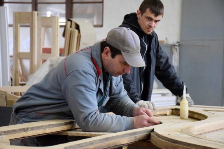 Франківцям показали, де отримують нове життя старовинні двері міста (ФОТО)