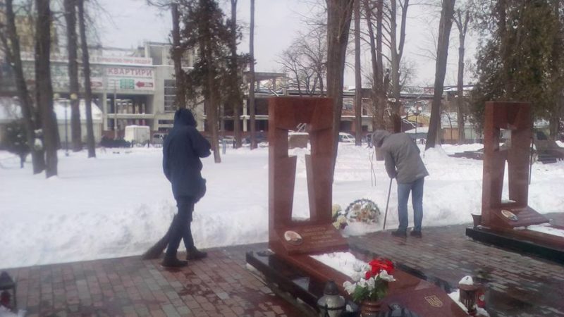 Вночі “волонтерів” з Донецька, “підігрітих” наркотиками, вгамовувала поліція. Нині хлопці чистять Меморіальний сквер (ФОТО)