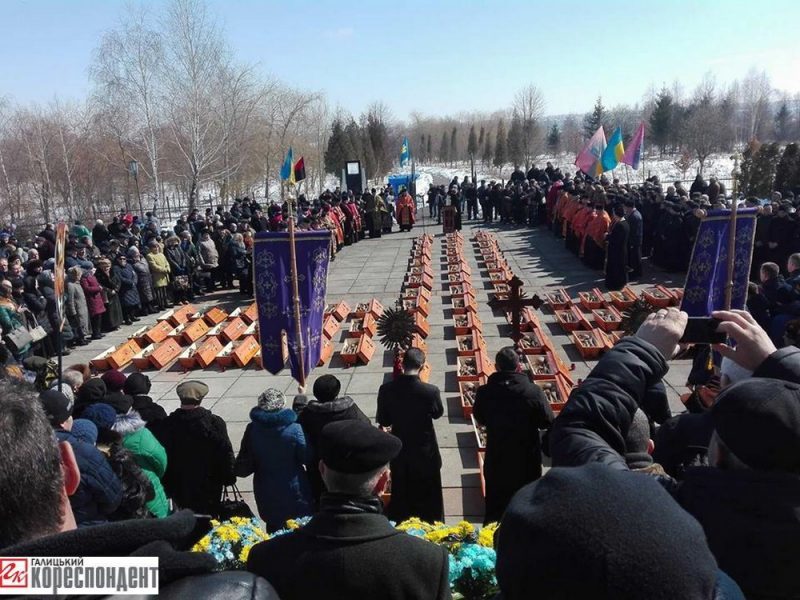 На Прикарпатті перепоховали знайдені рештки жертв енкаведистів (ФОТО)
