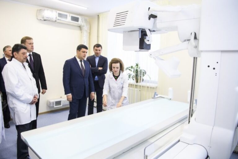 Гройсман передав Коломийській ЦРЛ вартісне обладнання