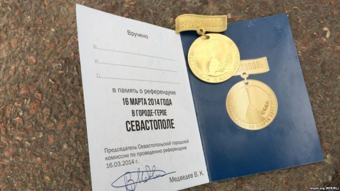 У Севастополі за голосування роздають медальки й солодощі