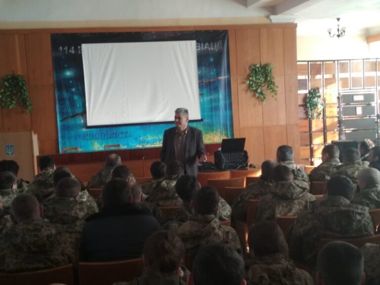 Франківським авіаторам розповіли, як залишатися тверезими