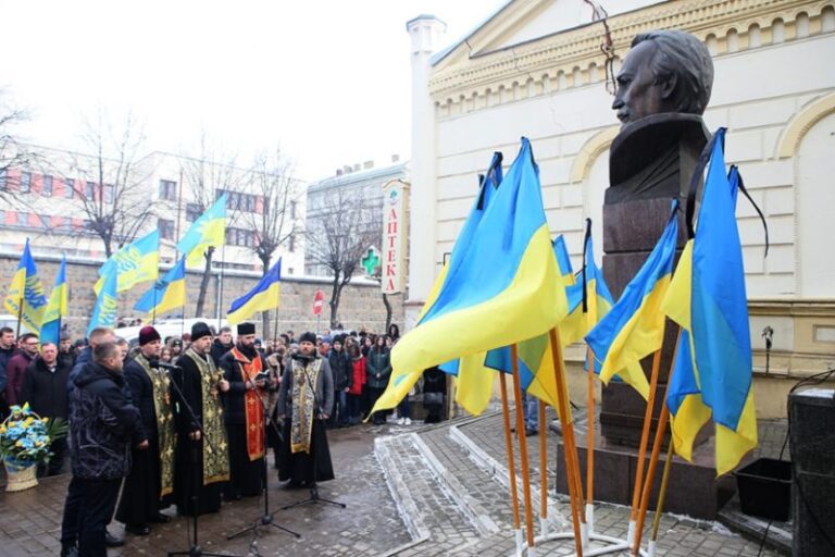 Квітами та спогадами вшанували пам’ять В’ячеслава Чорновола у Франківську (ФОТО)