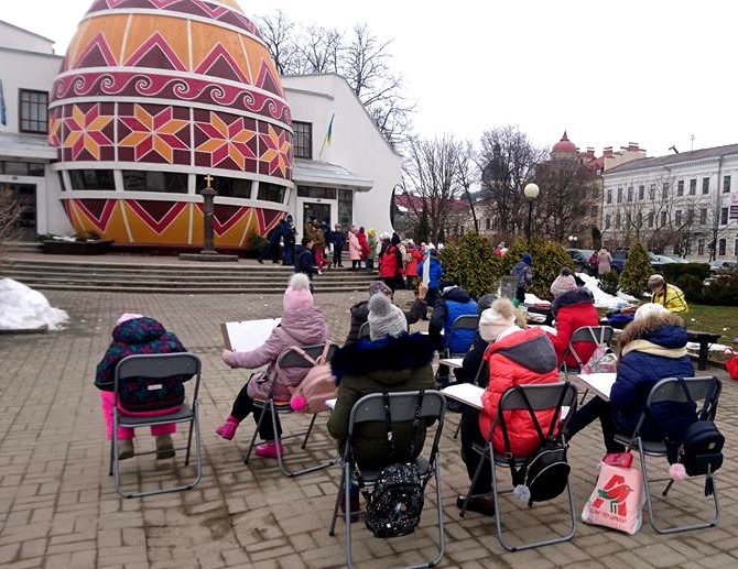 Юні художники з Одеси малювали коломийський Музей-писанку